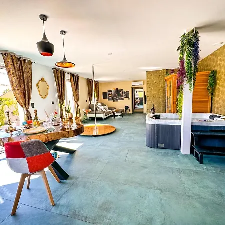 فيلة Jacuzzi La Des Charmes (adults Only) فيا